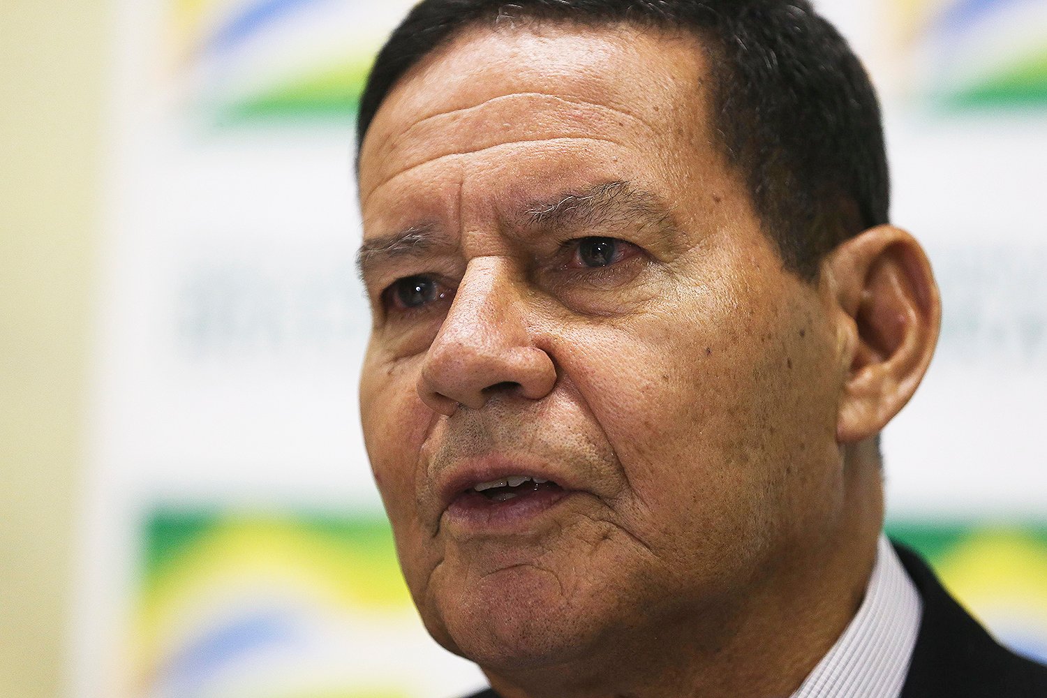 O vice-presidente da República, Hamilton Mourão, fala à imprensa.