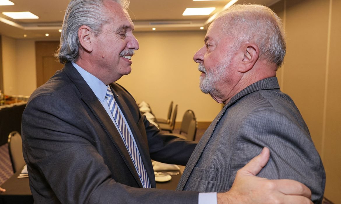2022-10-31t172747z_1541347388_rc2gcx9b1dsa_rtrmadp_3_brazil-argentina-lula-fernandez
