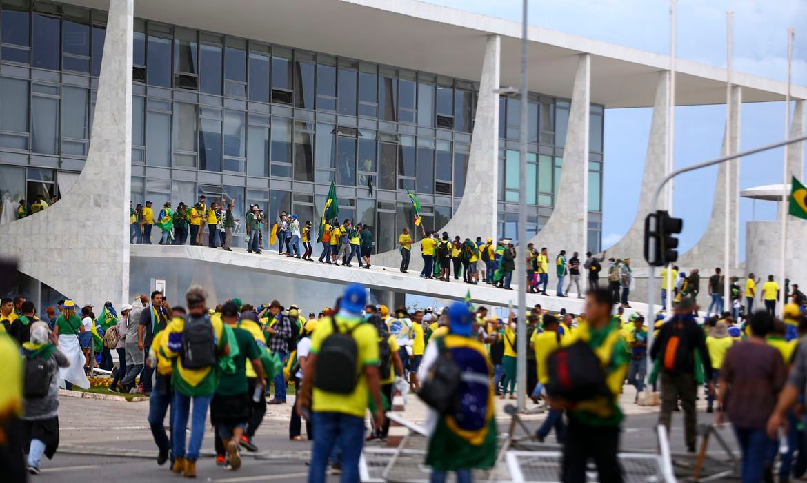 Manifestantes invadem Congresso, STF e Palácio do Planalto.