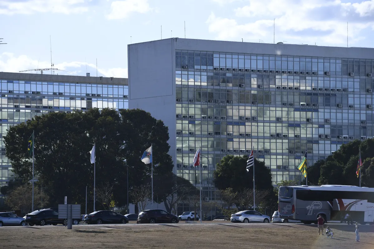 101979474-vista-da-esplanada-dos-ministerios-localizada-no-eixo-monumental-via-que-corta-o-plano-p-1-