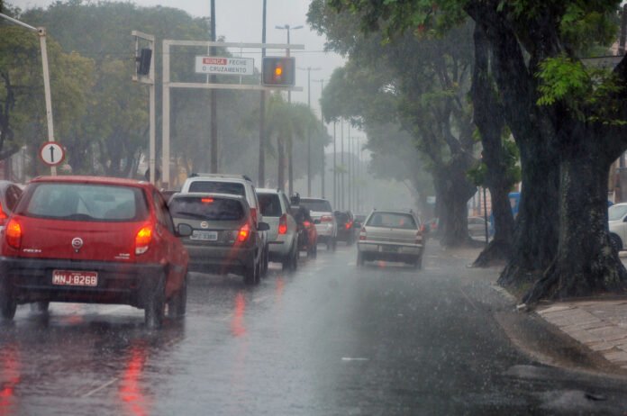 Chuva-e-transito-Epitacio-Pessoa_120613NalvaFigueiredo-02-696x462-1-1