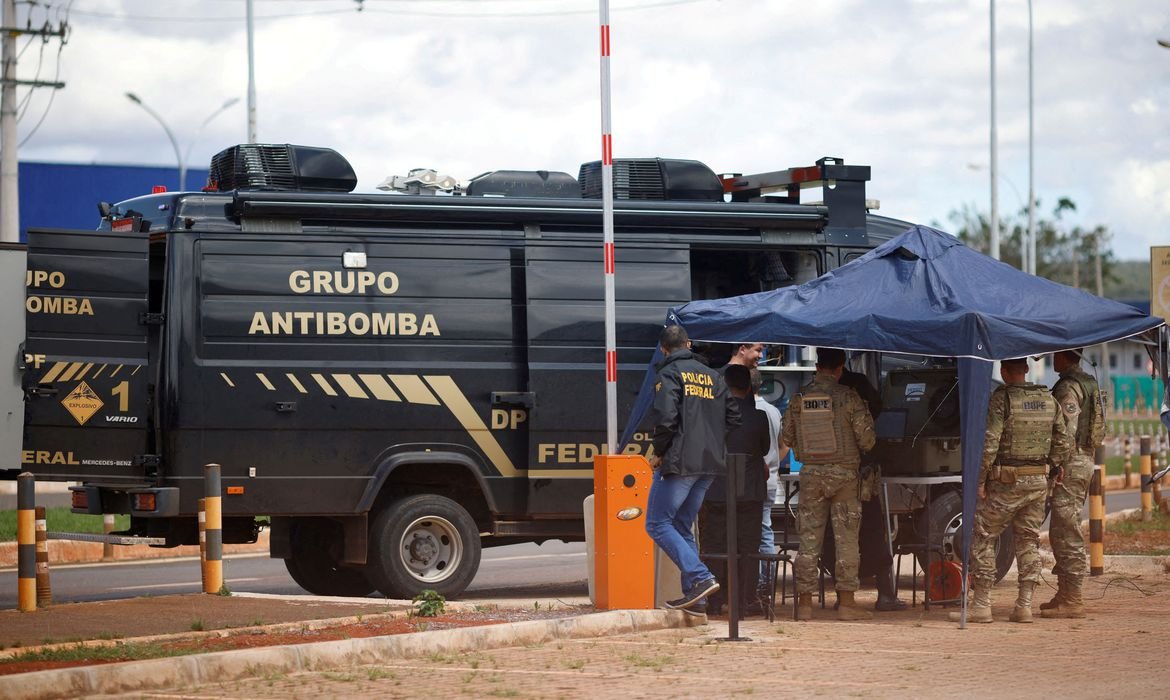 2022-12-25t001443z_199803481_rc2hcy99krro_rtrmadp_3_brazil-bomb
