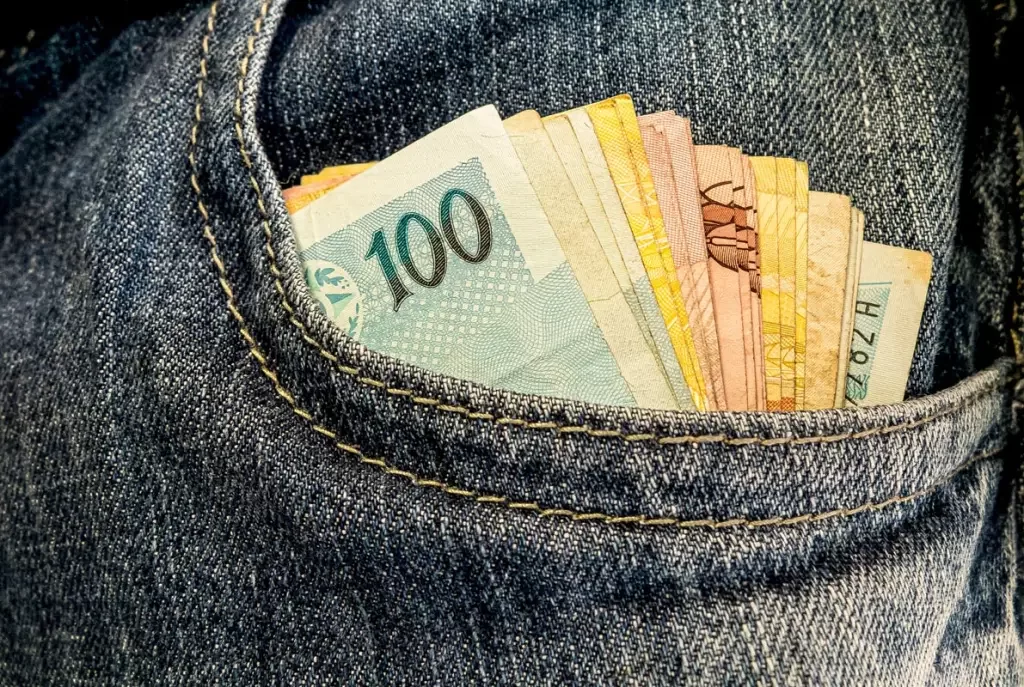 salario-minimo-dinheiro-nota-real-bolso-2