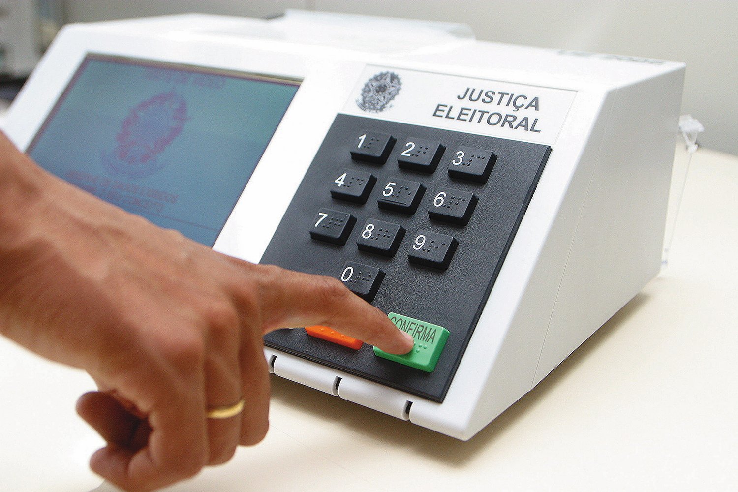 Demonstração do uso da urna eletrônica para as eleições de 2006.