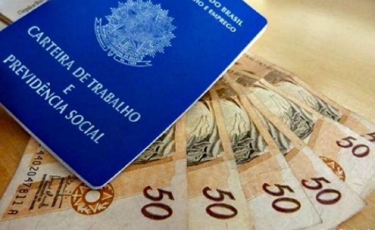 carteira-de-trabalho-e-dinheiro-1