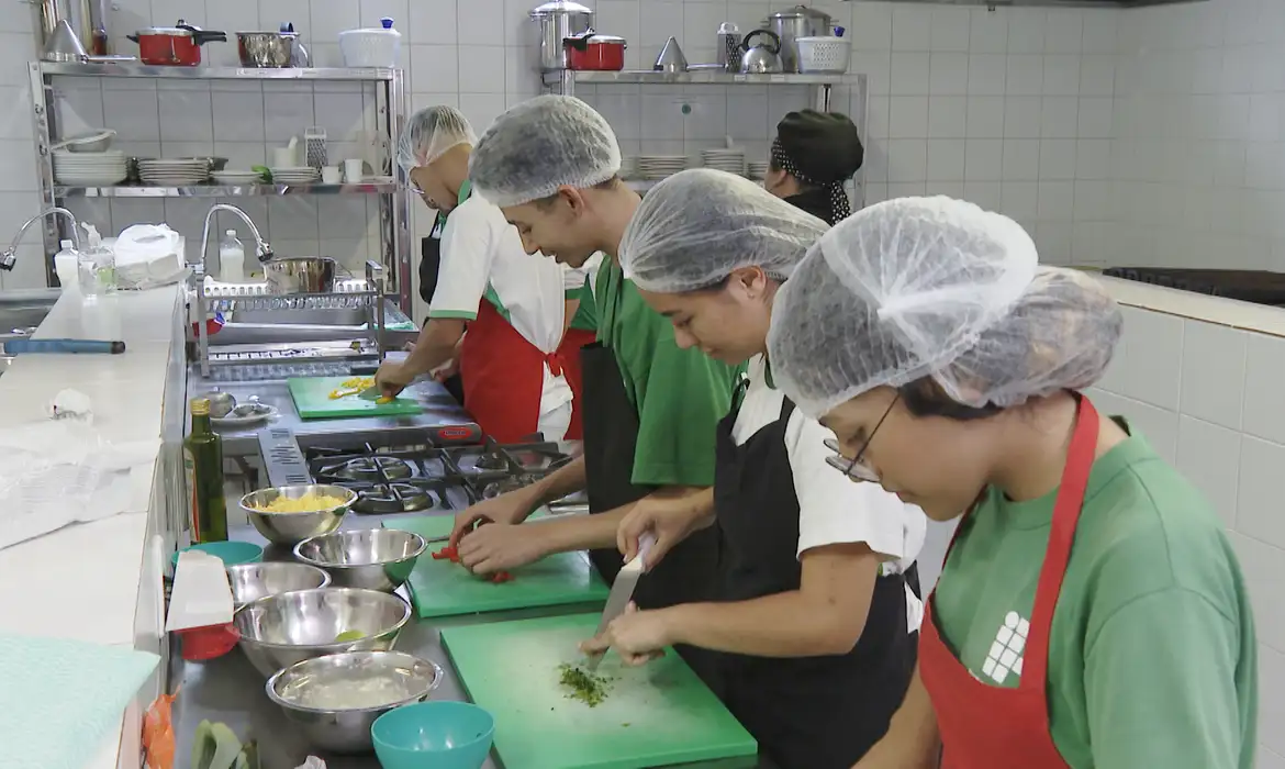 alunos_do_curso_tecnico_de_gastronomia_do_instituto_federal_de_brasilia-1