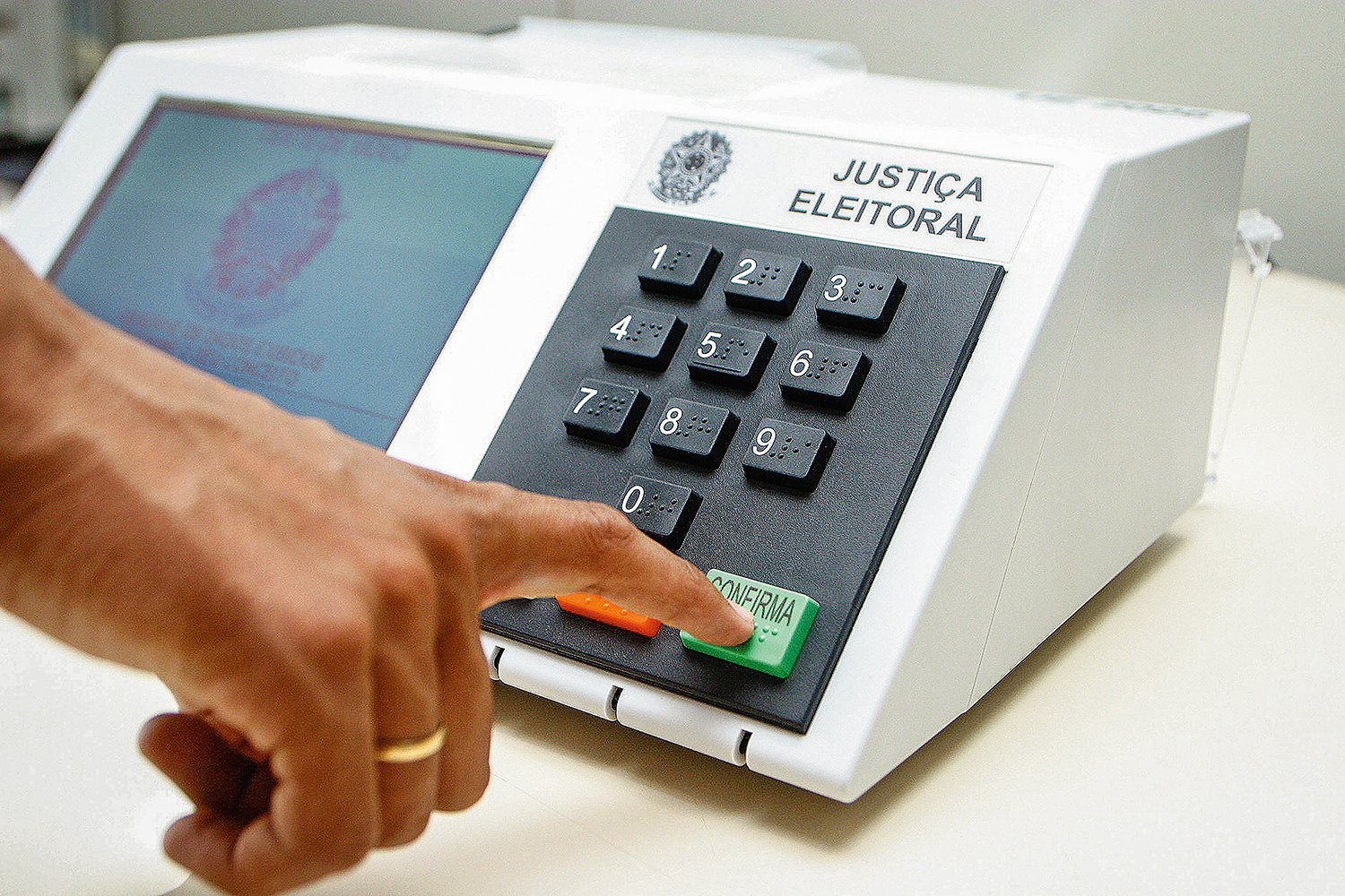 DemonstraÁ¿o do uso da urna eletrÙnica para as eleiÁ¿es de 2006.