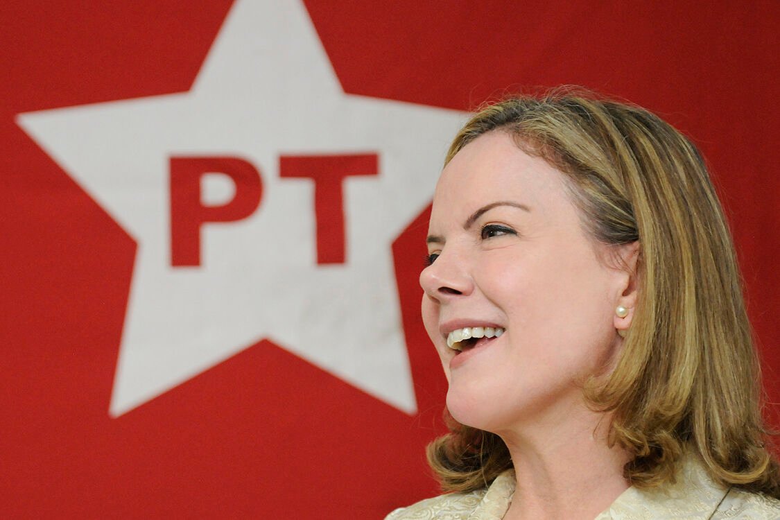 gleisi-hoffmann-bandeira-pt-veja