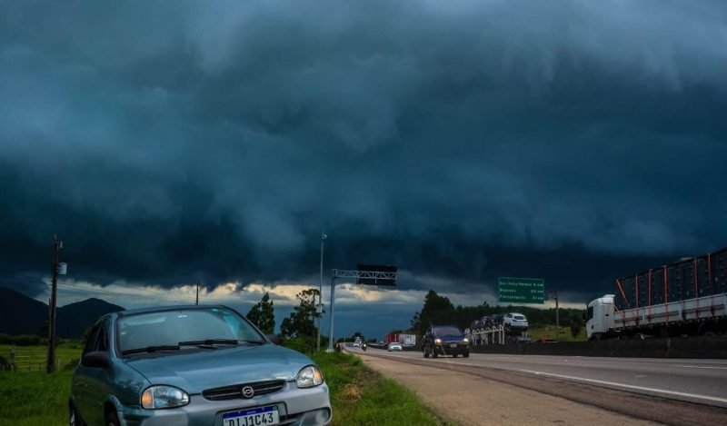defesa-civil-alerta-para-chuva-com-risco-de-alagamentos-e-ciclone-em-santa-catarina