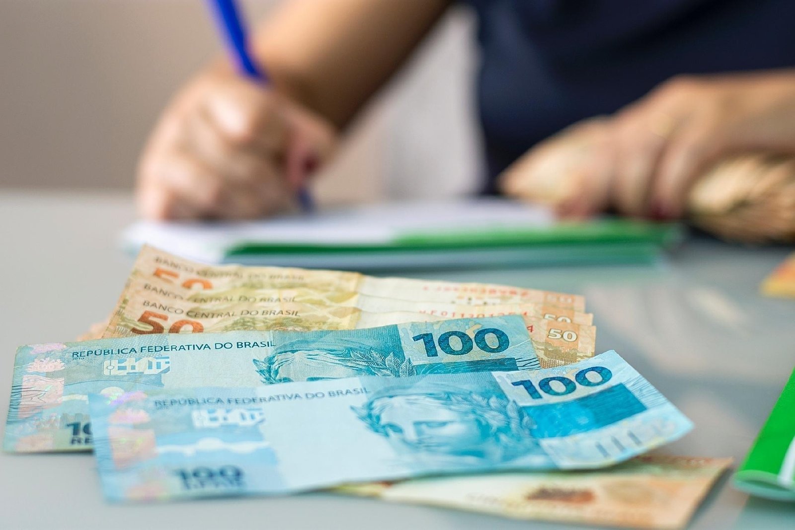 investimentos-dinheiro-poupanca-orcamento-financas-pessoais-acoes-1616784348052_v2_1920x1280