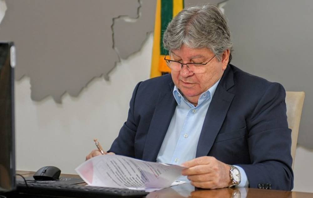 joao-azevedo-assina-documento-2021