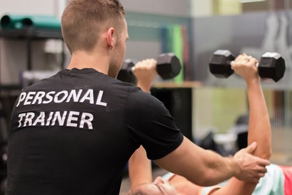 Como-o-personal-te-ajuda-a-nao-desistir-da-academia