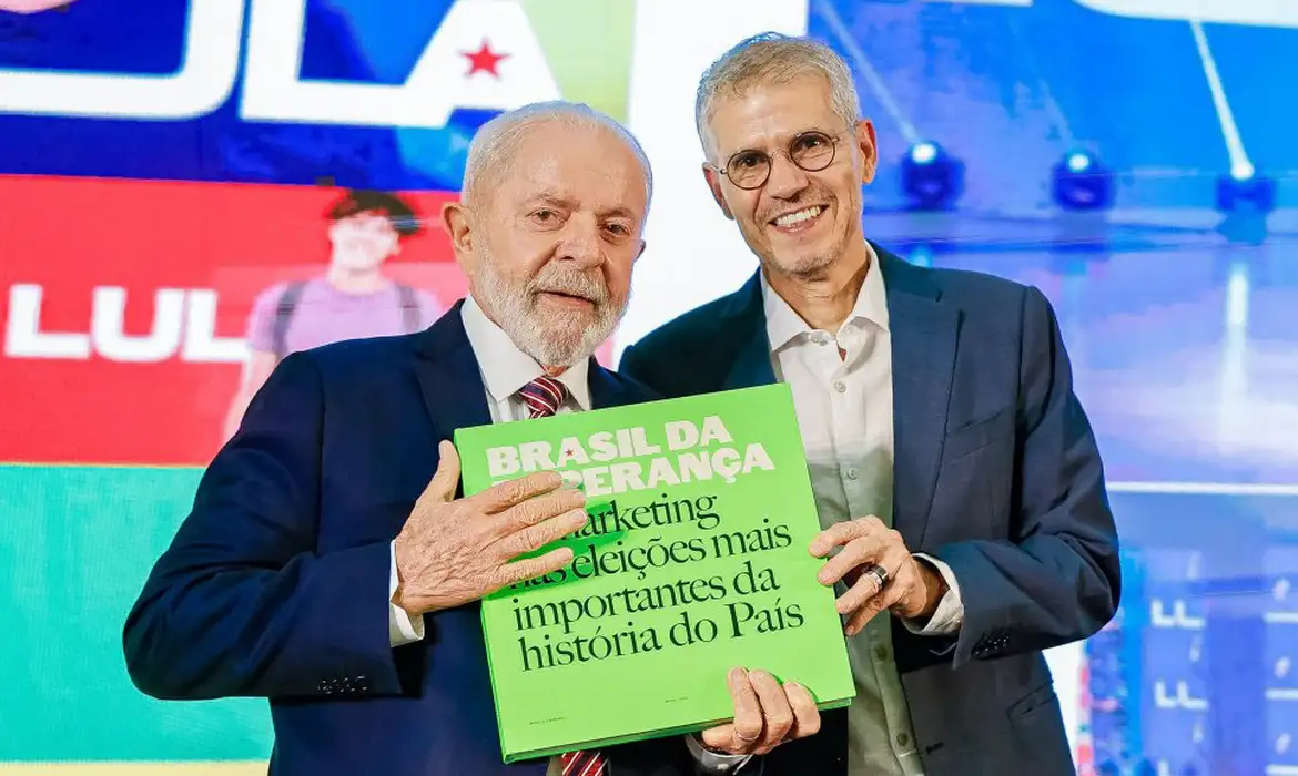 154564com-presenca-de-lula-e-ministros-marqueteiro-sidonio-palmeira-lanca-livro-sobre-eleicao-de-2022-3