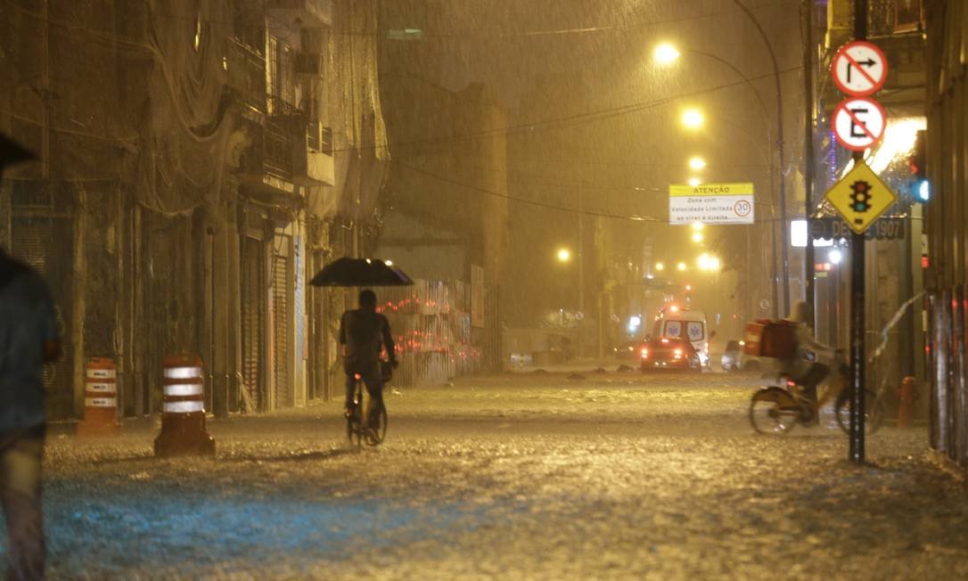 86960381_RI-Rio-de-Janeiro-RJ-10-02-2020-Chuva-forte-na-tarde-de-segunda-feira-Na-foto-na-Rua-do
