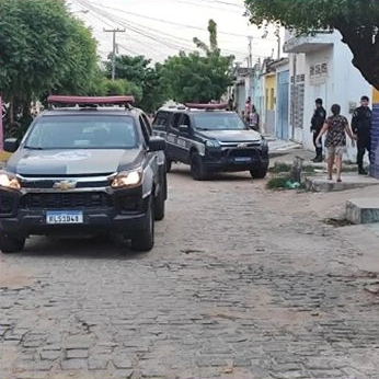 CHOQUE apreende arma de fogo, simulacro, munições e drogas na Asa Sul de Cajazeiras; quatros indivíduos foram presos