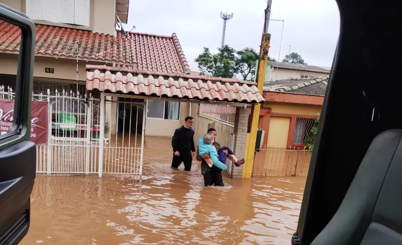 Sobe para 66 número de mortos no RS e Porto Alegre emite alerta de “inundação extrema”