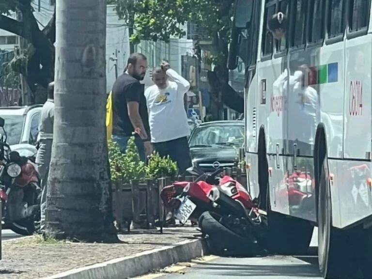 Ônibus atinge moto e deixa motociclista ferido em João Pessoa