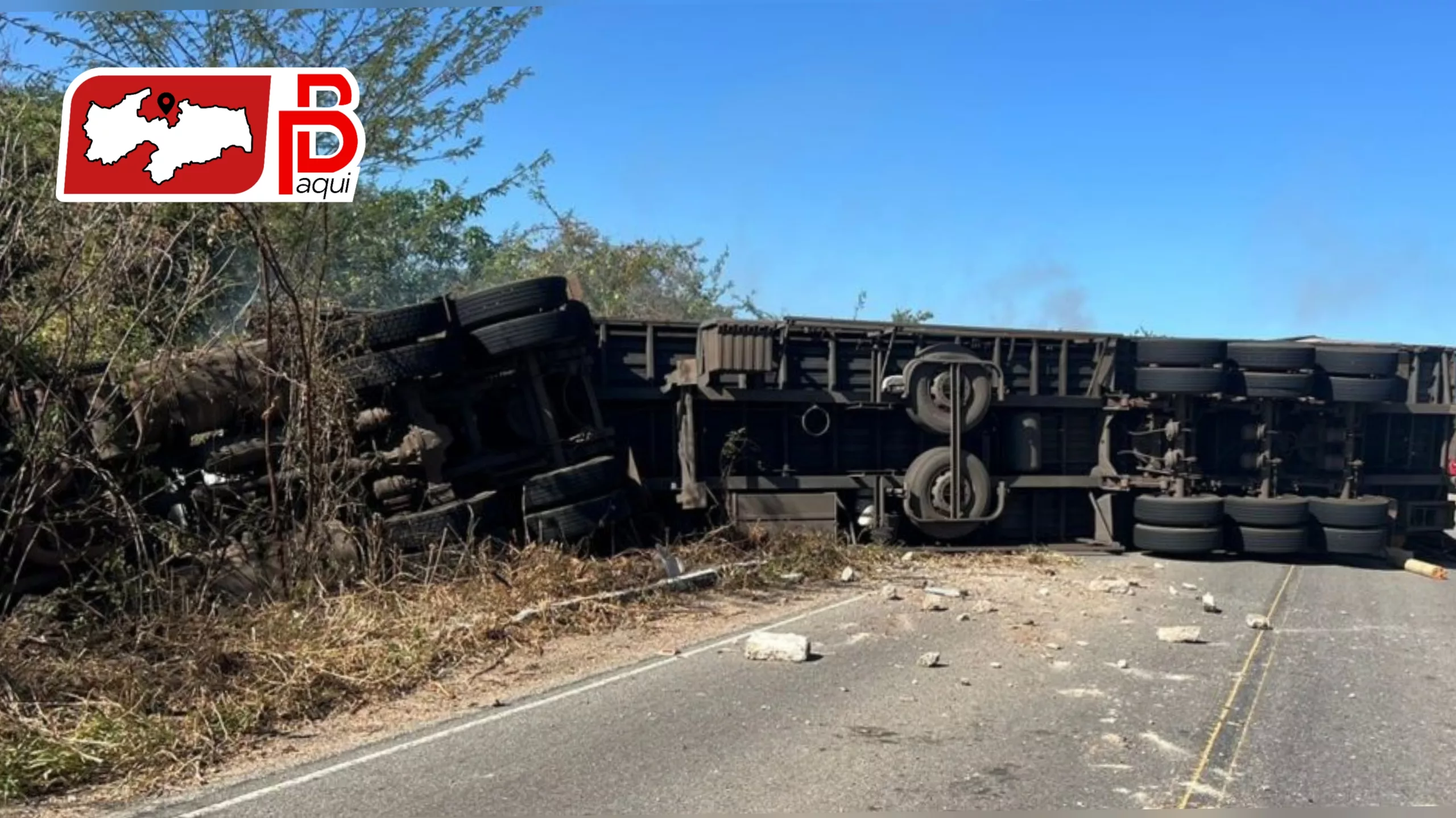 Carreta tomba e pega fogo entre Catolé do Rocha e Jericó