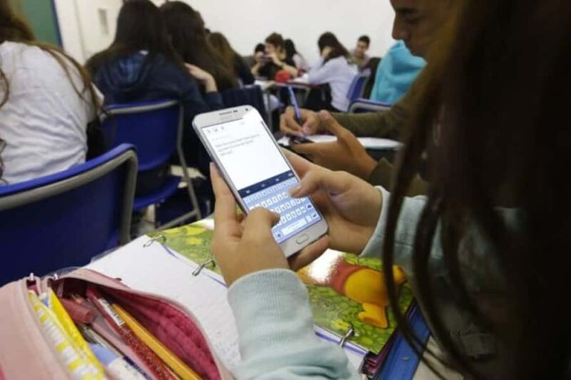 ALPB discute regulamentação do uso de celulares em salas de aula