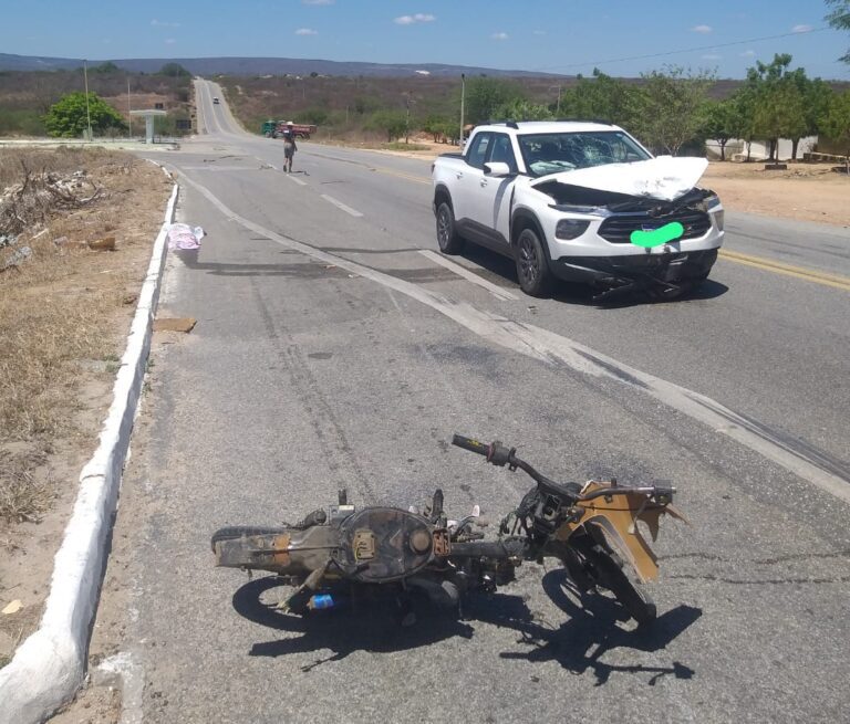 Motociclista morre após bater em carro durante ultrapassagem na BR-230, em Juazeirinho