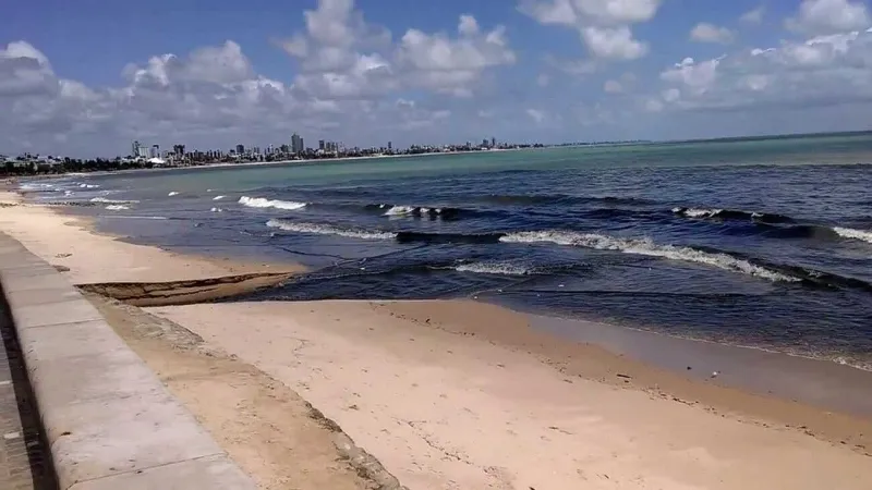 Dois trechos de praia estão impróprios para banho na Paraíba; confira locais