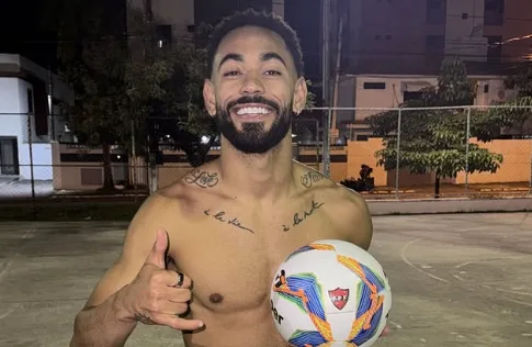 Paraibano Matheus Cunha é visto jogando bola com amigos em praça de João Pessoa