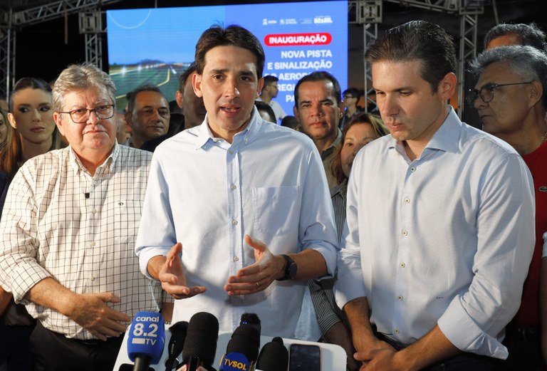 Com presença de ministro, João entrega nova pista do aeroporto de Patos