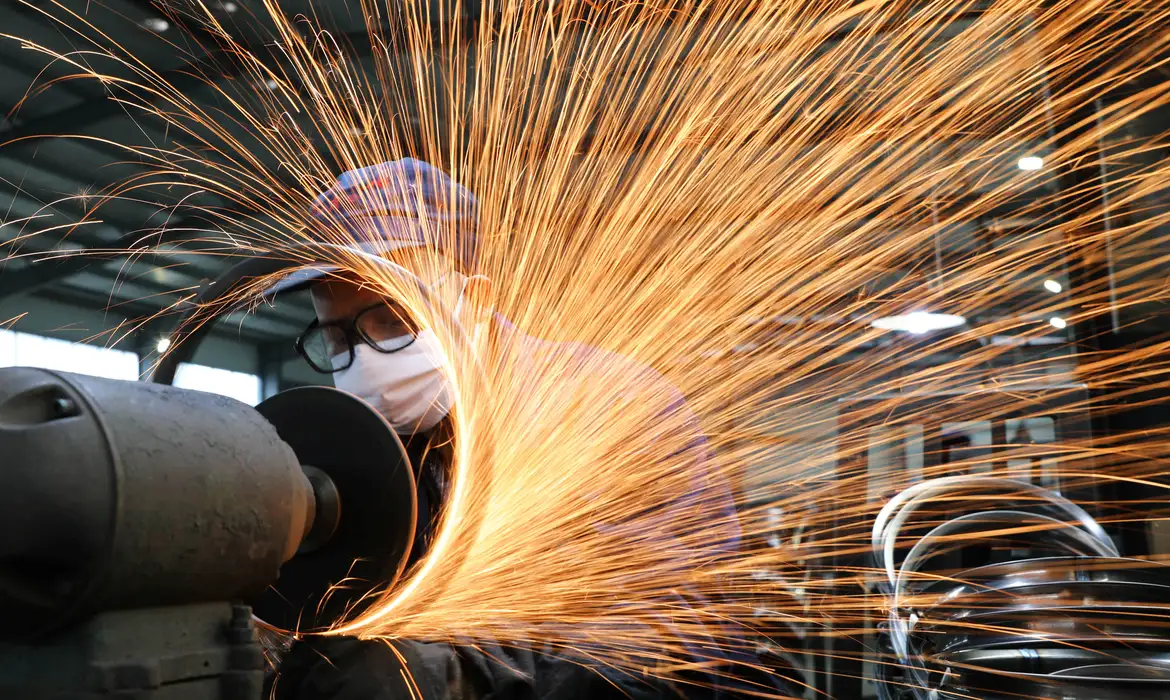 Produção industrial tem alta de 0,1% de março para abril