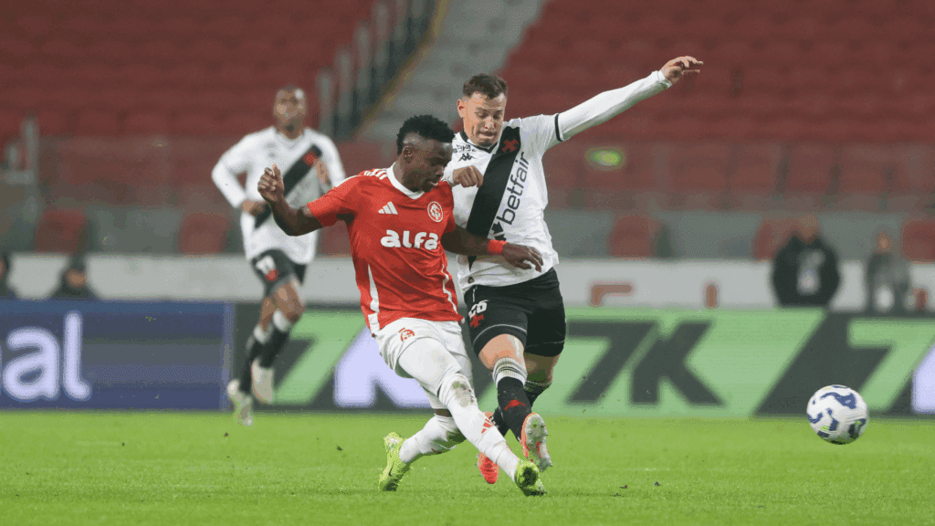 Com Léo Jardim expulso, Internacional busca empate com o Vasco em casa pela Série A