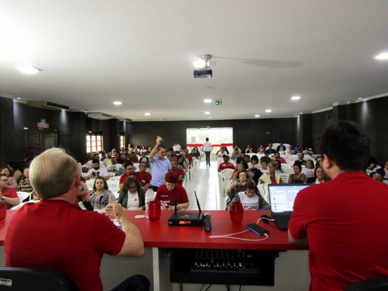Profissionais da educação da rede estadual paralisam atividades nesta quinta