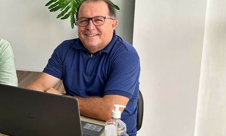 Prefeito de Bonito de Santa Fé assina ordens de serviço para retomada de obras importantes