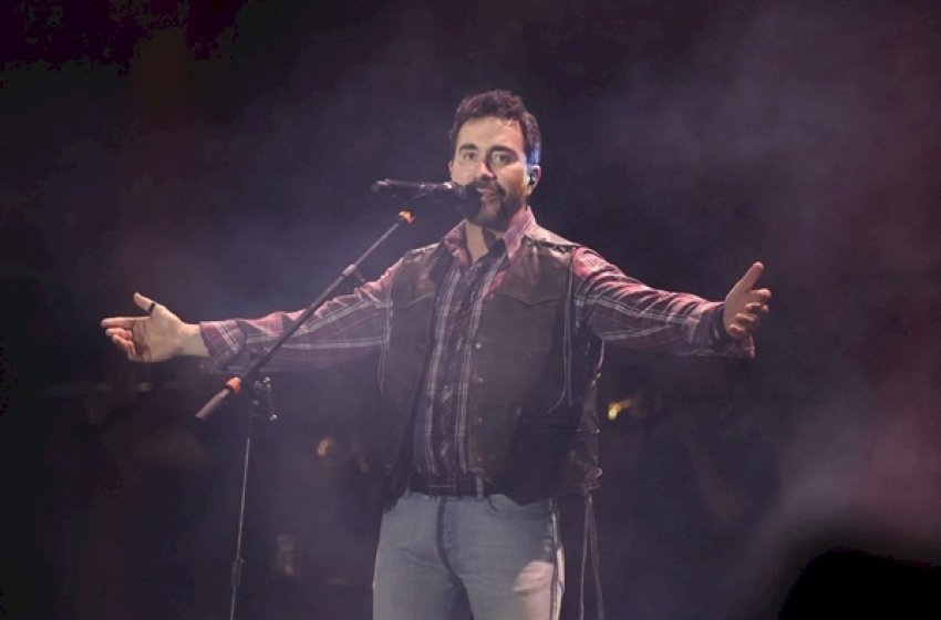 São Julho: É festa, animação, mas, também é momento de fé. “Noite abençoada”, diz Helder Carvalho na apresentação do Pe Fábio De Melo