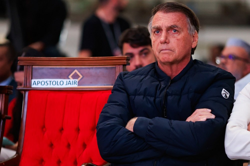 Defesa de Bolsonaro diz que foi surpreendida com prisão domiciliar
