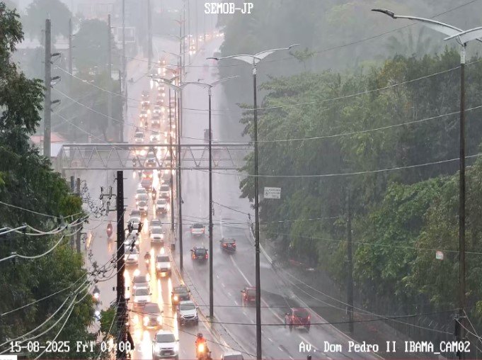 Alagamentos causam transtornos no trânsito em João Pessoa