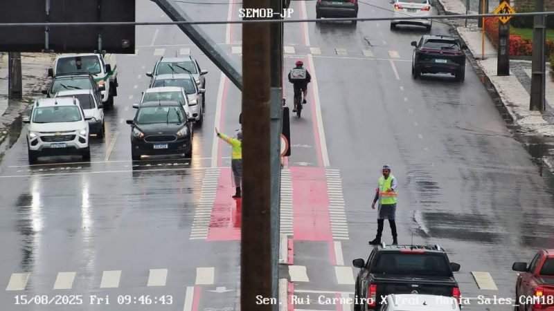 Fortes chuvas apagam semáforos em João Pessoa; Defesa registra 169 mm em 24h