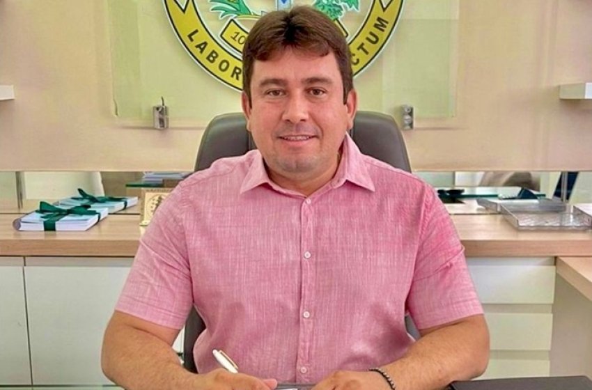 Nesta terça-feira (26), prefeito de Sousa, Helder Carvalho, antecipa pagamento do mês de agosto