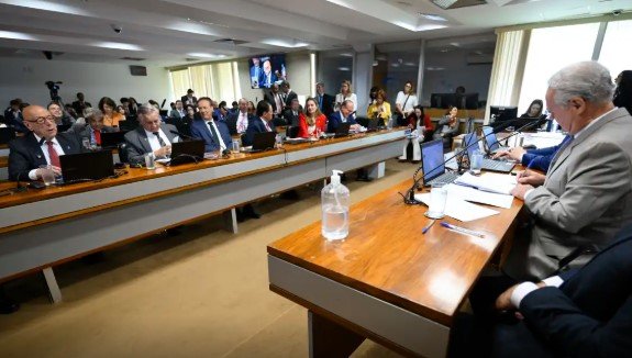 Comissão do Senado aprova isenção do IR para quem ganha até R$ 5 mil