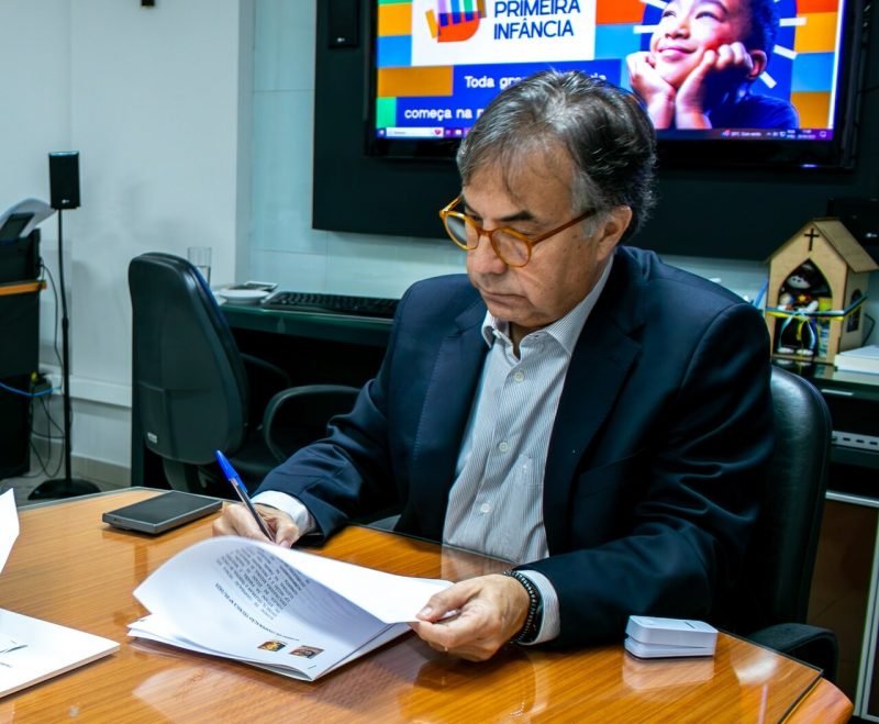 Tribunal de Contas notifica prefeituras e cobra redução de servidores temporários