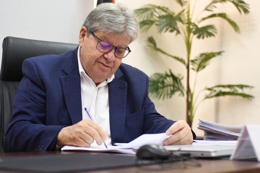 João Azevêdo assina medida provisória e assegura reajuste salarial acordado com as Forças de Segurança da Paraíba