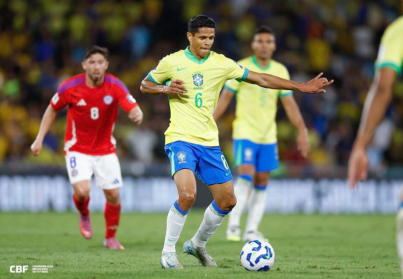 Paraibano participa de gol na vitória do Brasil sobre o Chile
