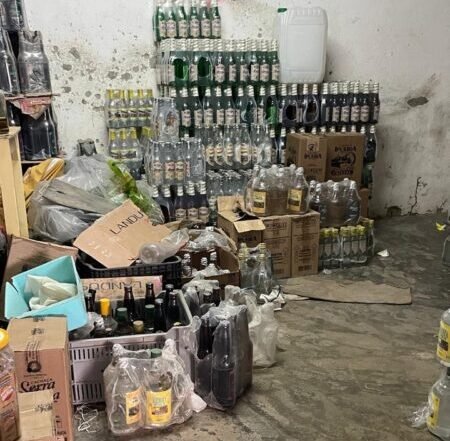 Depósito que vendeu bebida a possível vítima de intoxicação por metanol na Paraíba é identificado e material é recolhido