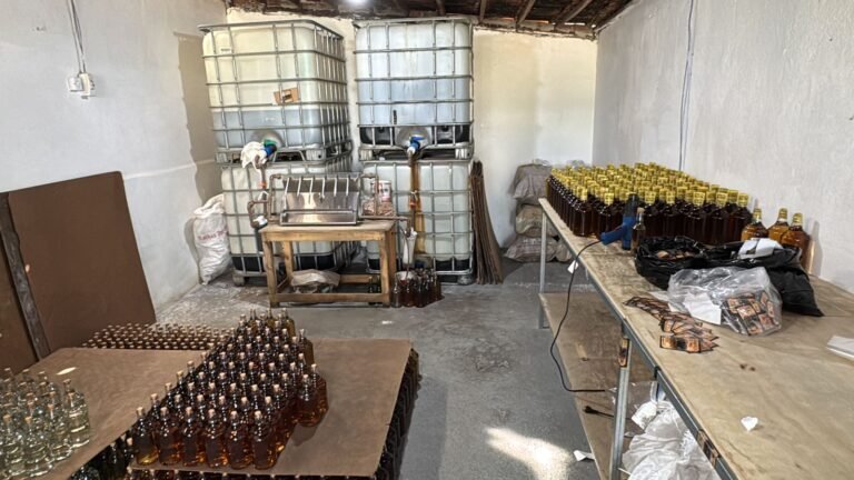 Depósito ilegal de fabricação de bebida é interditado e proprietário é preso na zona rural de Alagoa Nova