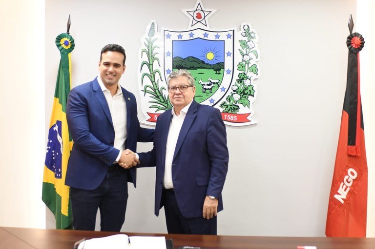 Governador João Azevêdo transmite cargo para vice-governador Lucas Ribeiro