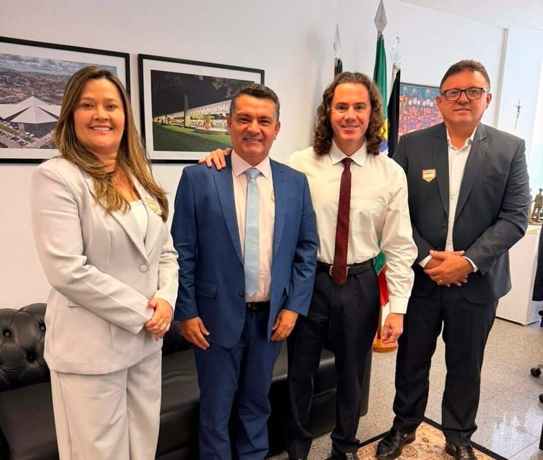 Prefeito Luiz Claudino e Larúcia Sá articulam com senador Veneziano novos investimentos para o Sertão da PB