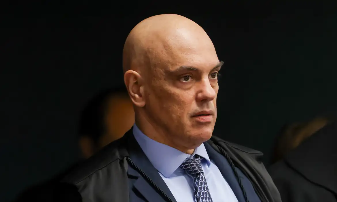 Em decisão, Moraes cita “eventual tentativa de fuga” de Bolsonaro