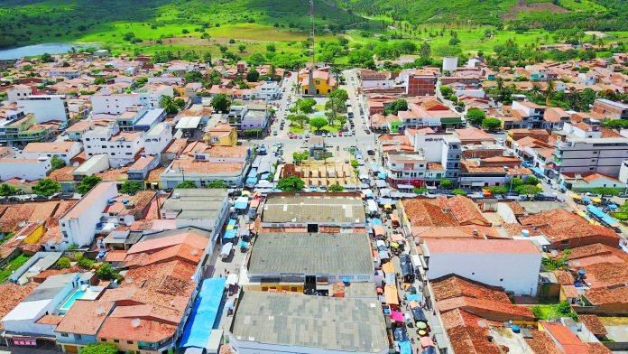 Sem convocar concursados, Prefeitura de Belém, no Agreste da PB entra na mira do MP por excesso de contratos