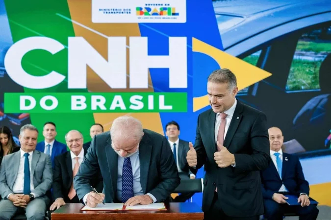Lula anuncia pacote de mudanças na CNH; entenda