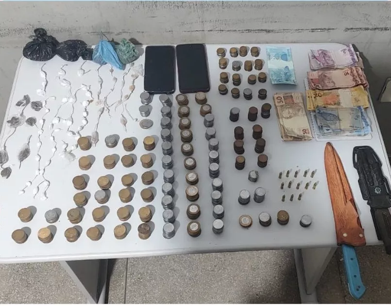PM apreende drogas, munições e armas brancas após ação em Desterro–PB