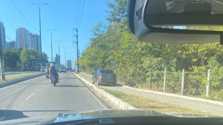 FLAGRA: carro invade e trafega por ciclovia no Altiplano, em João Pessoa