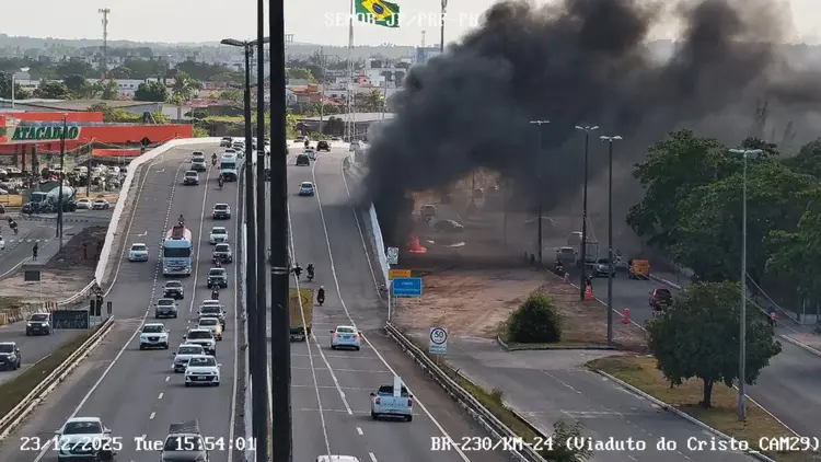 Incêndio é registrado no viaduto de Água Fria, em João Pessoa